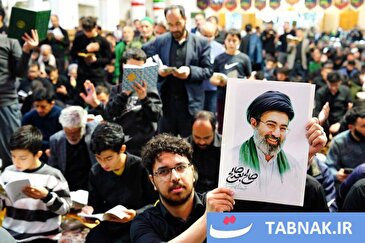 عکس: حال‌وهوای زائران حرم بانوی کرامت در لحظه اعلام انتخاب سومین رهبر انقلاب