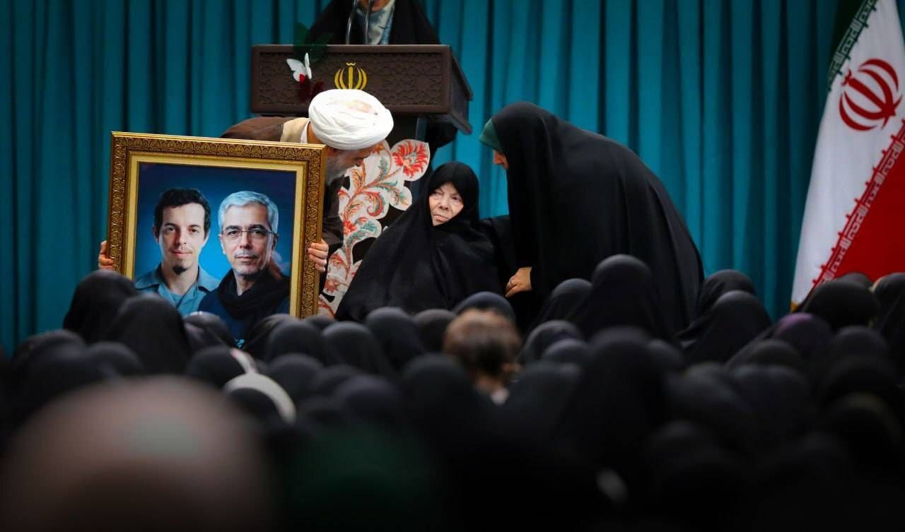 روز دهم/ ادامه جنگ حق و باطل و جنگ ظالم و مظلوم/ واکنش&zwnj;&zwj;&zwnj;ها به معرفی سومین رهبر جمهوری اسلامی ایران/ موج سی&zwnj;ام عملیات وعده صادق ۴ / به&zwnj;روز رسانی می&zwnj;شود