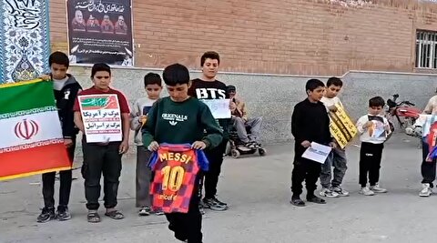 نوجوانان دهه نودی پیراهن مسی را آتش زدند