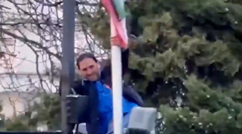 تلاش خنده دار سلطنت طبان برای پایین کشیدن پرچم کردن