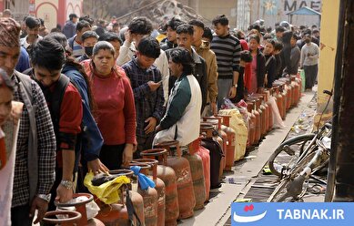 عکس: صف‌های کپسول گاز به نپال رسید