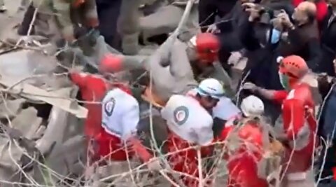 لحظه خارج کردن دو نفر زنده از زیر آوار ناشی از حملات