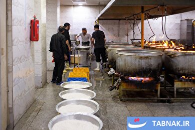 عکس: فعالیت جهادی در پخت و رساندن افطار