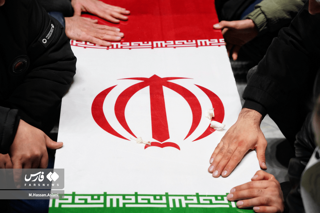 طواف پیکر شهدای دنا در حرم امام زاده صالح (ع)