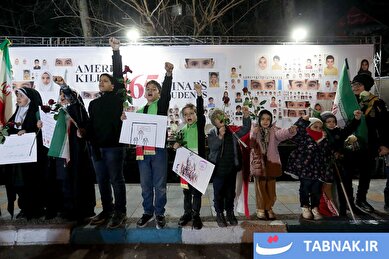 عکس: تجمع دانش آموزان به یاد شهدای مدرسه میناب