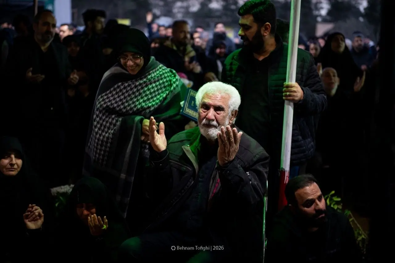 سال نو در بهشت زهرا(س) با شهدای رمضان/ عکس