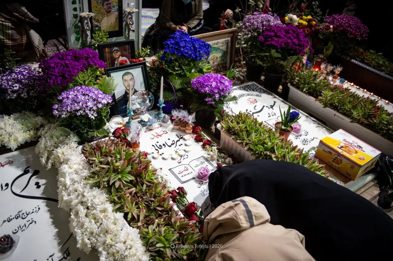 سال نو در بهشت زهرا(س) با شهدای رمضان/ عکس