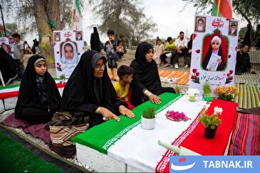 عکس: لحظه تحویل سال در کنار قبور شهدای مدرسه شجره طیبه میناب