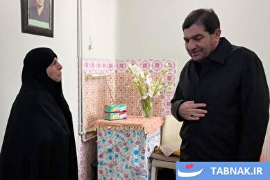 عکس: حضور مخبر در منزل مادر شهیده مژده زندی