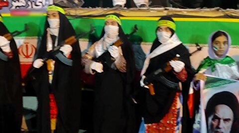 زنان مسلح در راهپیمایی حمایت از ایران