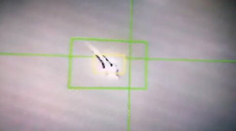 لحظه انهدام جنگنده آمریکا بر فراز جزیره قشم