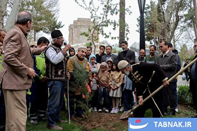 عکس: درختکاری در روز طبیعت