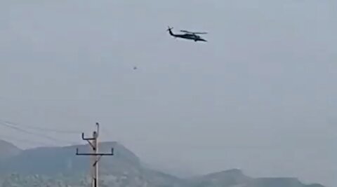 تصاویر دو هلی کوپتر بلک هاوک که مورد اصابت قرار گرفتند