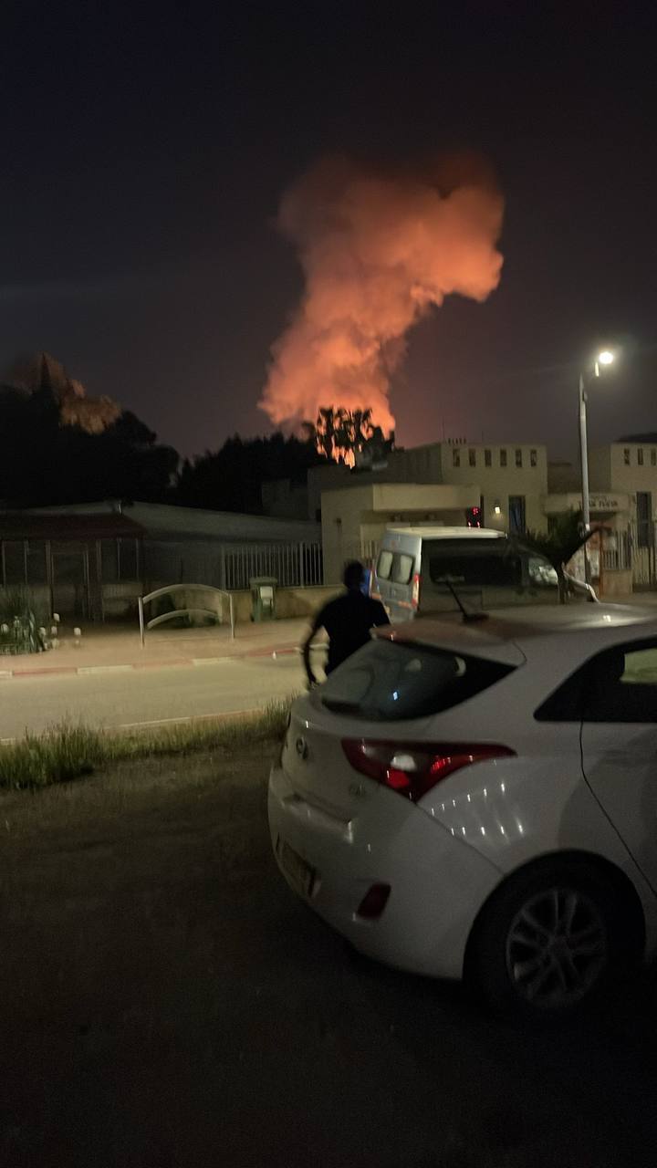 عکس: ستون دود در تل‌آویو بر اثر اصابت موشک‌های ایران