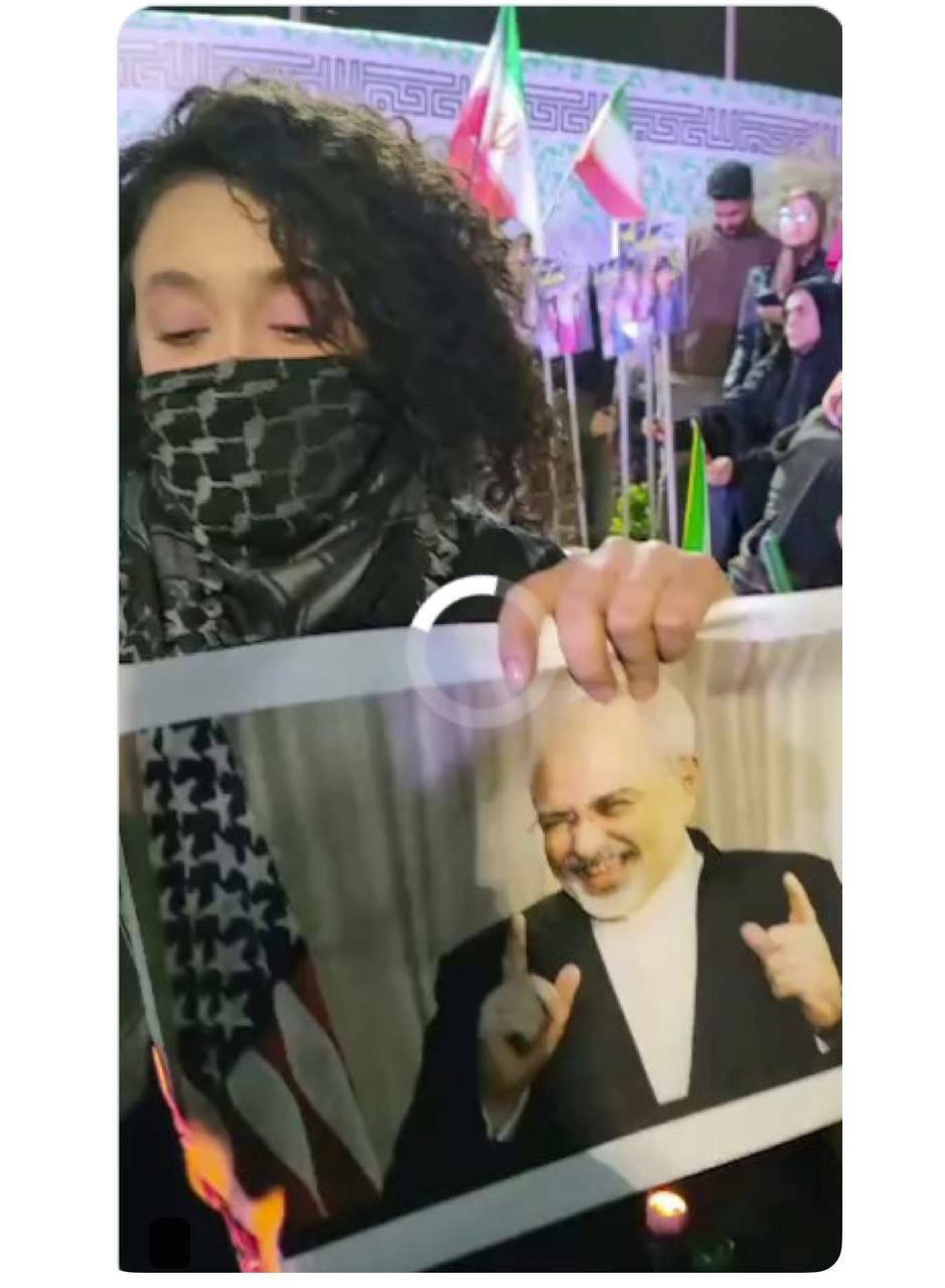 پیام محمدجواد ظریف به دختری که عکس او را آتش زد