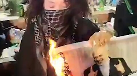 تصاویر آتش زدن عکس ظریف توسط یک دختر با شعار وطن فروش خائن