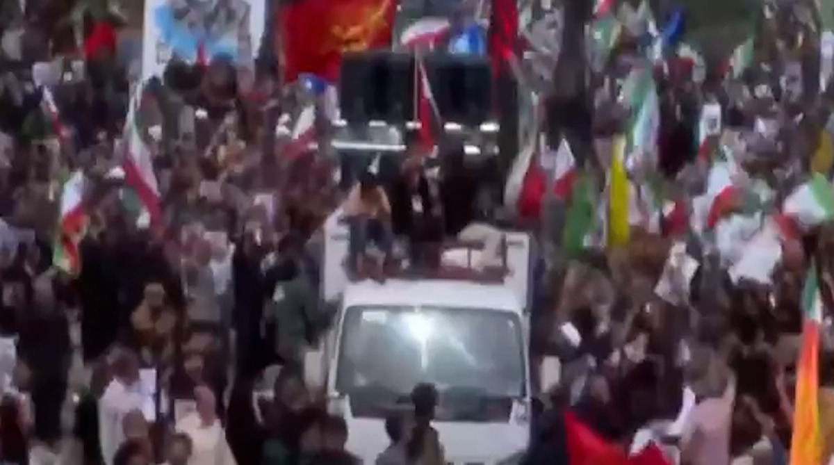 شور یزله در تشییع شهید تنگسیری را ببینید