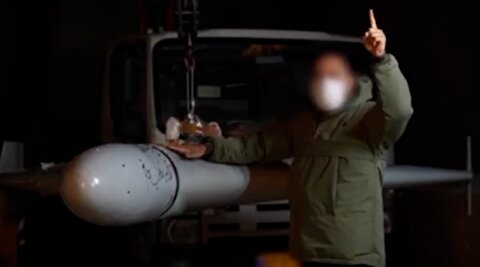 رجز شیربچه‌های پهپادی حین مونتاژ پهپادها قبل از پرتاب