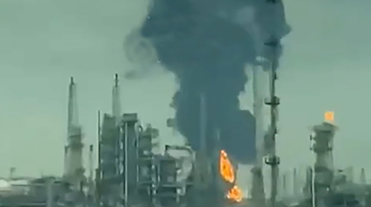 تصاویر پالایشگاه کویت پس از اصابت پرتابه‌ها