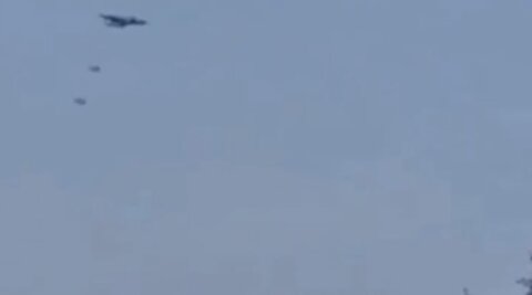 تصاویر تیراندازی با خشم یک لر باغیرت به هواپیمای آمریکا