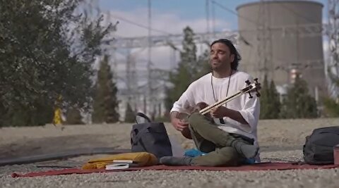 نوازندگی علی قمصری کنار دیوار نیروگاه برق دماوند را ببینید