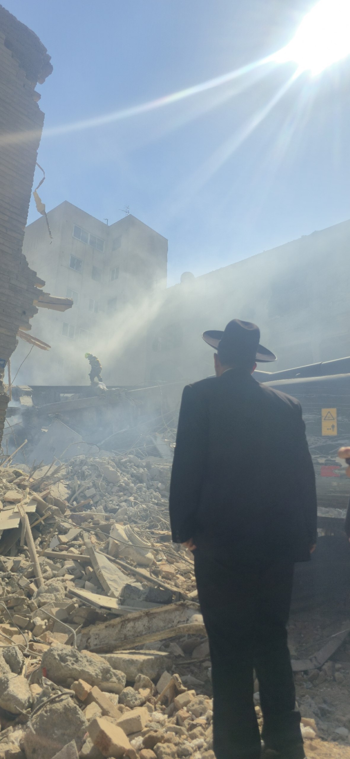 حضور «حمامی لاله زار» از کنیسه مورد هدف حمله آمریکایی صهیونی حضور «حمامی لاله زار» از کنیسه مورد هدف حمله آمریکایی صهیونی