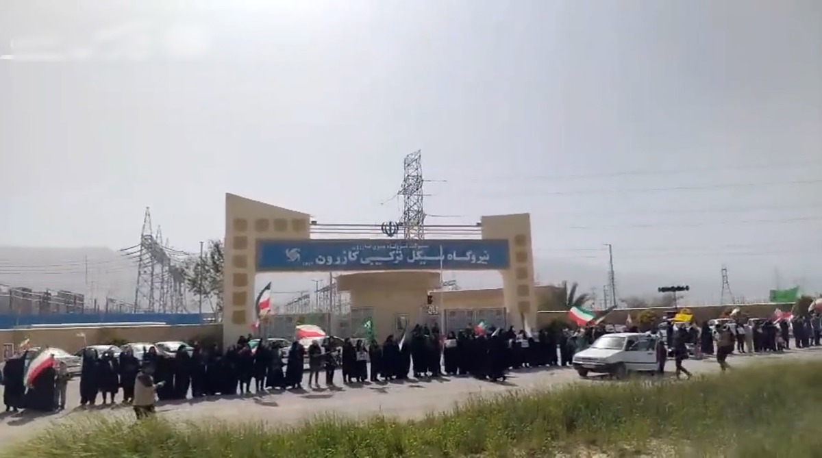تصاویر زنجیره انسانی مقابل زیرساخت‌های کلیدی ایران