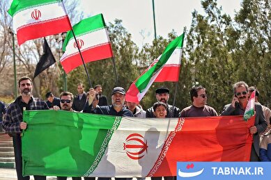 عکس: تشکیل زنجیره انسانی در دفاع از زیرساخت های کشور در همدان