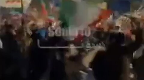 جشن عراقی‌ها در بغداد پس از اعلام آتش‌بس را ببینید