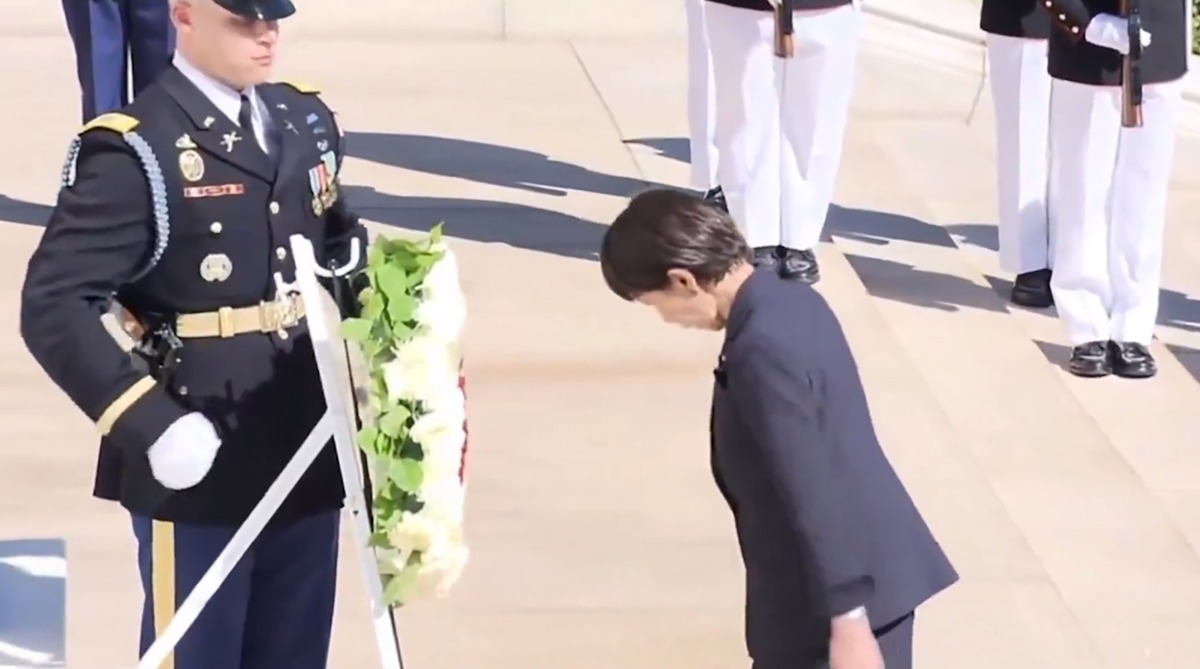 ادای احترام نخست وزیر ژاپن به خلبان پرتاب‌کننده بمب اتم در هیروشیما!