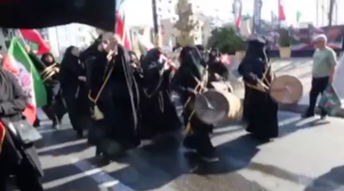 دمام‌زنی زنان در مراسم اربعین رهبر شهید انقلاب