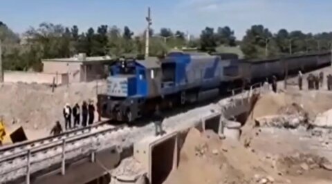 عبور نخستین قطار از پل یحیی‌آباد کاشان پس از بازسازی