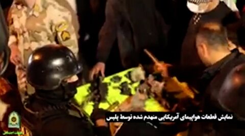 نمایش قطعات هواپیمای آمریکایی منهدم شده توسط پلیس