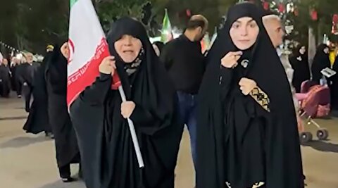 تصاویر پیام اسپانیایی زنان در تظاهرات ایران