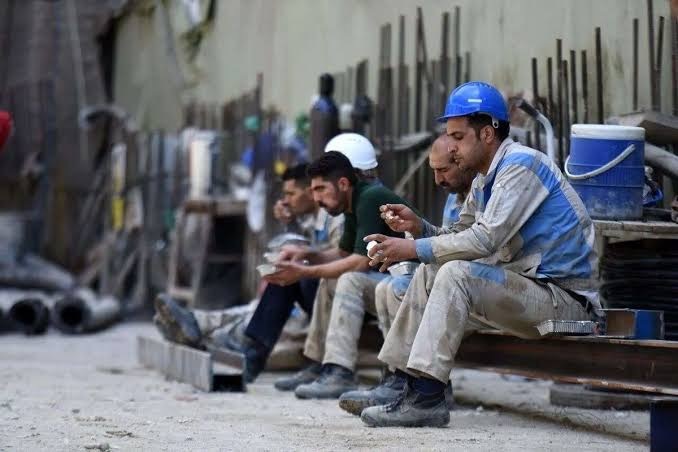 تعدیلات پس از تعطیلات؛ خانواده های کارگران دور سفره نگرانی تعدیلات پس از تعطیلات؛ خانواده های کارگران دور سفره نگرانی