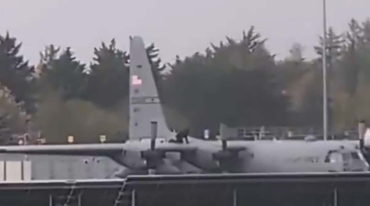 حمله با تبر به هواپیمای نظامی آمریکا در ایرلند