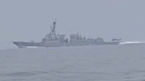 لحظات فرار ناو آمریکایی از تنگه هرمز در روز گذشته