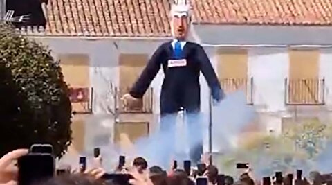 تصاویر به رگبار بستن عروسک ترامپ در اسپانیا