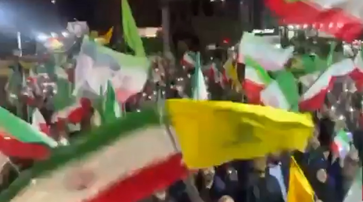 شعار کف خیابان: هیأت دیپلماسی، تو لایق سپاسی