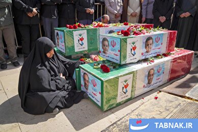 عکس: مراسم تشییع پیکر خانواده شهید نبی‌زاده در شیراز