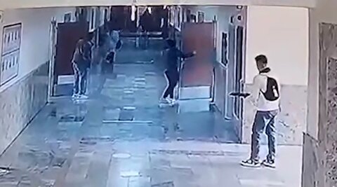 لحظات هدف قرار دادن دانش آموزان ترک با شات گان