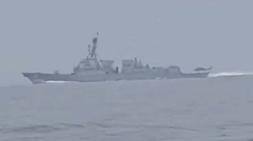 لحظات فرار ناو آمریکایی از تنگه هرمز در روز گذشته