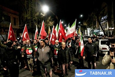 عکس: حضور نخبگان فرهنگی و رسانه‌ای ترکیه در اجتماع مردمی حمایت از جمهوری اسلامی ایران در تبریز
