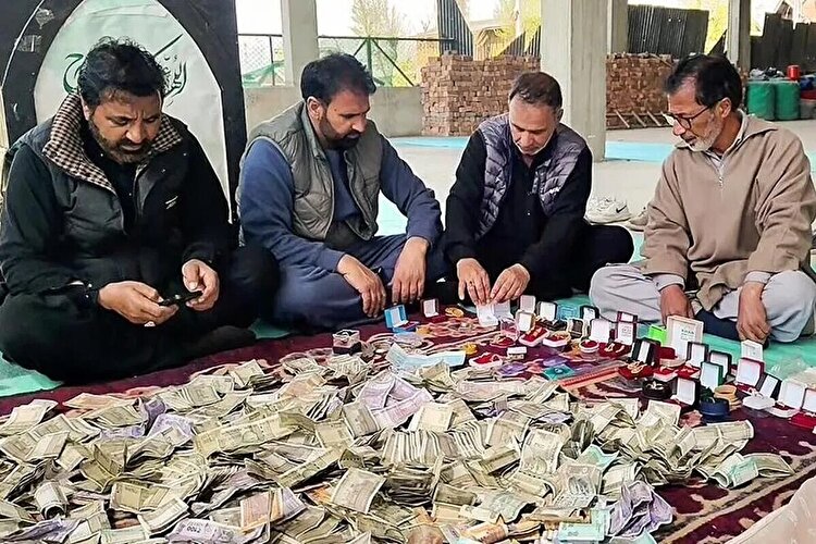 گوشواره ها و قلک های حماسه ساز؛ جلوه های ماندگار حمایت مردمی از ایران