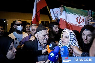 استقبال از «مهدیه اسفندیاری» در راه آهن تهران