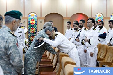 عکس: آیین استقبال از قهرمانان ناوشکن دنا در تهران