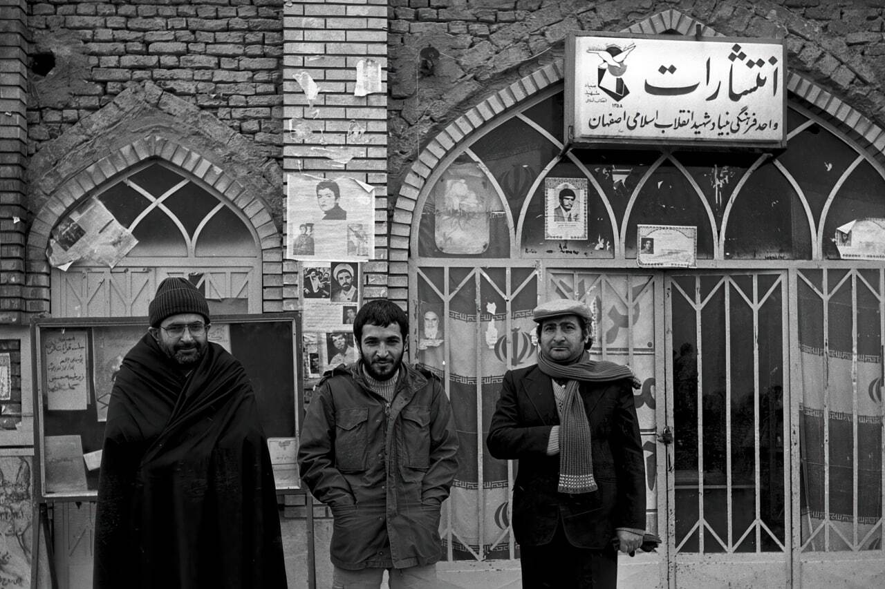 عکس: مسئول تبلیغات جنگ با لباس مبدل در یکی از مساجد تهران