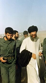 عکس: سردار سید مجید موسوی کنار رهبر شهید انقلاب