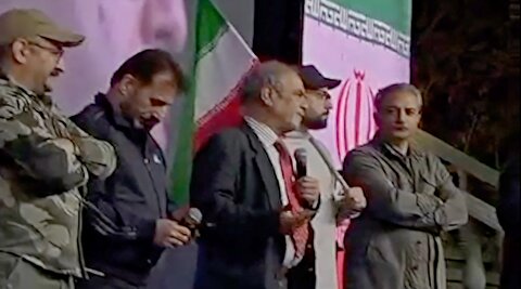 مقام رسمی کشور با کروات در تجمعات شبانه