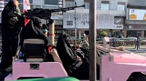 تصاویر رژه دختران انقلابی با جیپ مسلح به تیربار